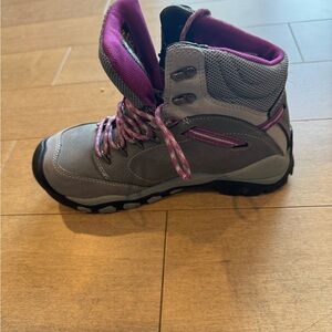 Keen women’s hiking boots size 8